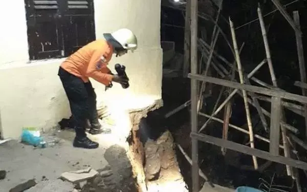 Tanah Longsor Timpa Rumah Warga, Satu Orang Terluka
