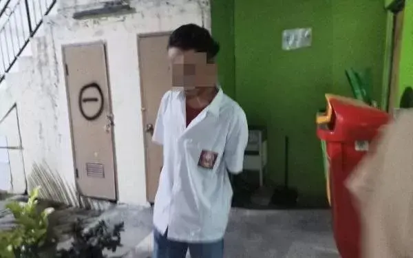 Pemuda Ini Sengaja Pakai Seragam SMA untuk Ikut Demo di DPR