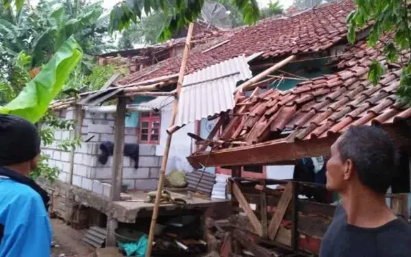 Puting Beliung Mengamuk, Puluhan Rumah Porak-Poranda