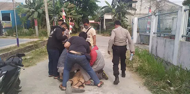 Densus 88 Tangkap Adik Terduga Teroris Saat Penggerebekan Di Tambun