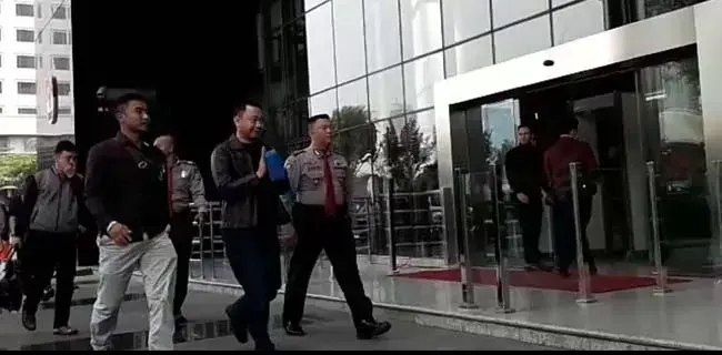 Tiba di Gedung KPK, Bupati Lampung Utara Bungkam