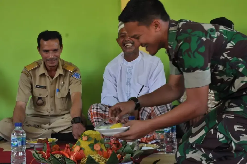 Balai Pertemuan Kolowu Selesai Dikerjakan, Warga Syukuran Potong Tumpeng