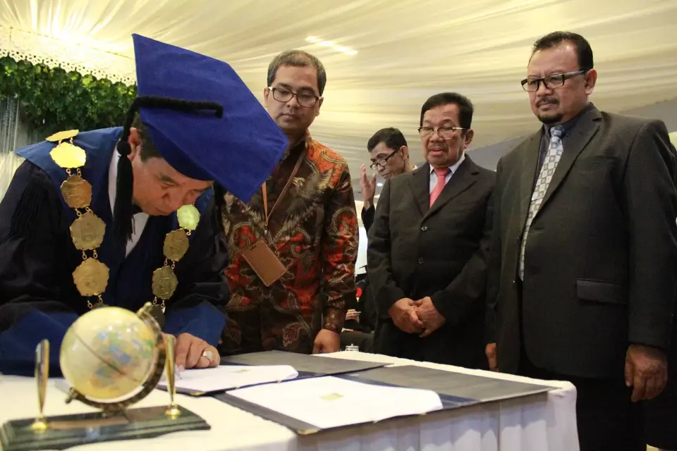 Rektor Unibos Kukuhkan 556 Wisudawan dan Satu Guru Besar