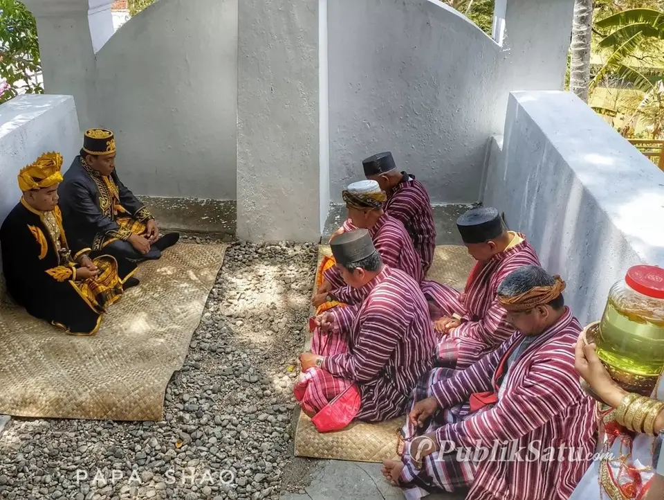 Lebih Dekat dengan Tradisi Santiago Ziarah ke Makam Sultan Murhum