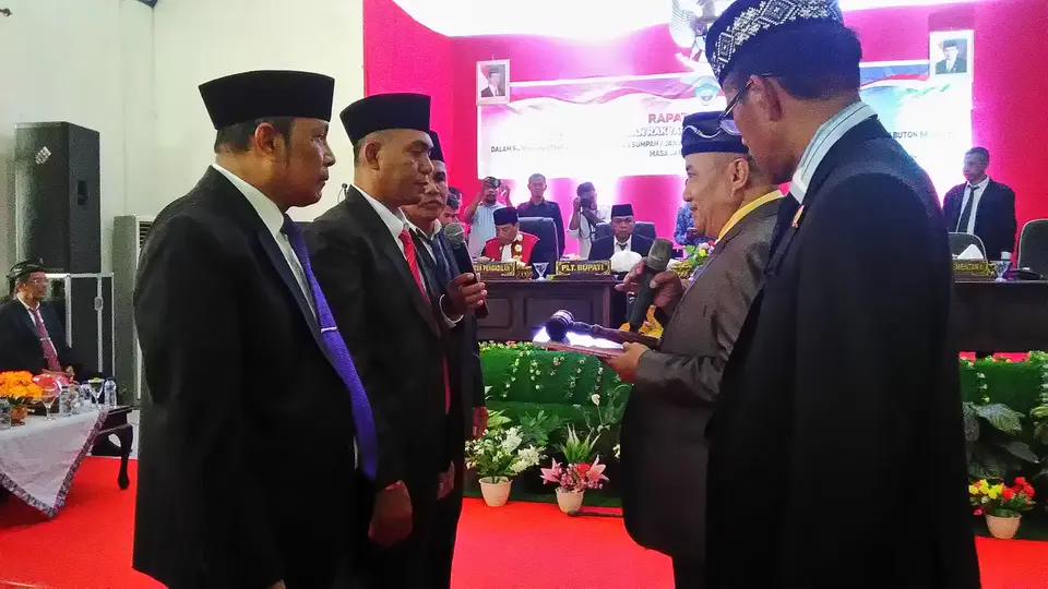Adik Kandung Bupati Ketua Sementara DPRD Busel