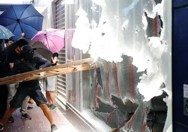 Dilarang Kenakan Masker, Demonstran Makin Brutal