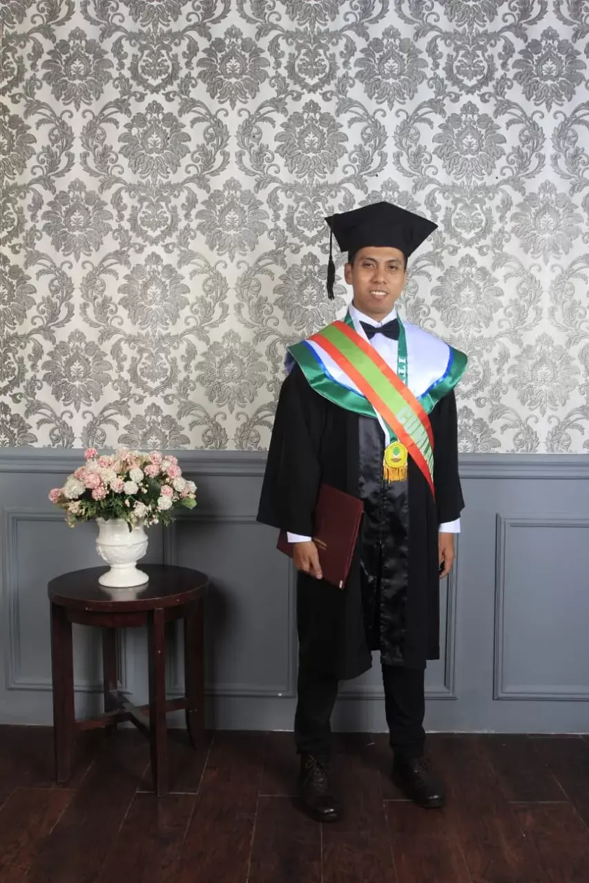 Putra Wakatobi Raih Penghargaan Wisudawan Terbaik 1 Bidang Lingkungan Hidup