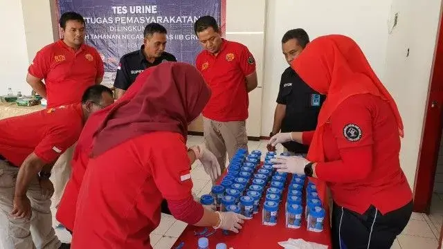 Cegah Narkoba, Puluhan Pegawai Rutan Banjarsari Cerme Dites Urine