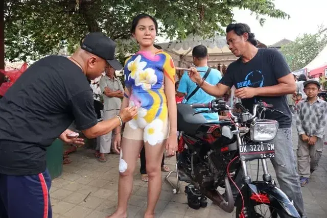 Dijadikan Kanvas Hidup, Model Seksi Dikeroyok 15 Seniman