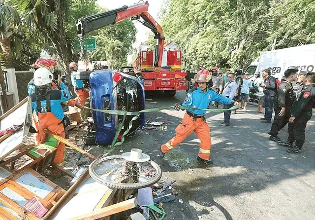Mobil Menabrak Orang Ngobrol di Jalan Arjuno
