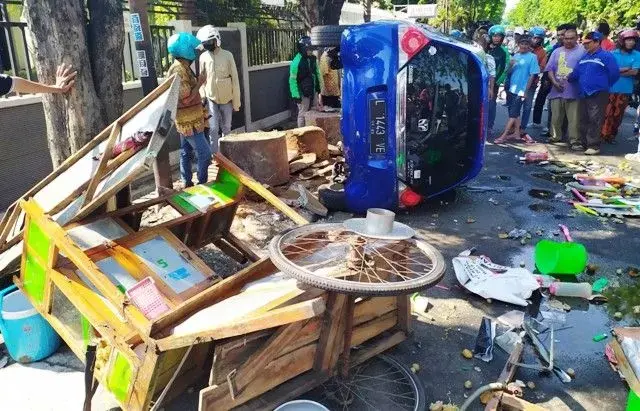 Nyetir Brio Sendirian, Kakek Tabrak Pejalan Kaki dan Gerobak Bakso