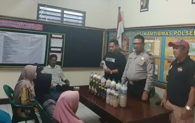 Puluhan Botol Miras Disita dari Warung Remang-Remang