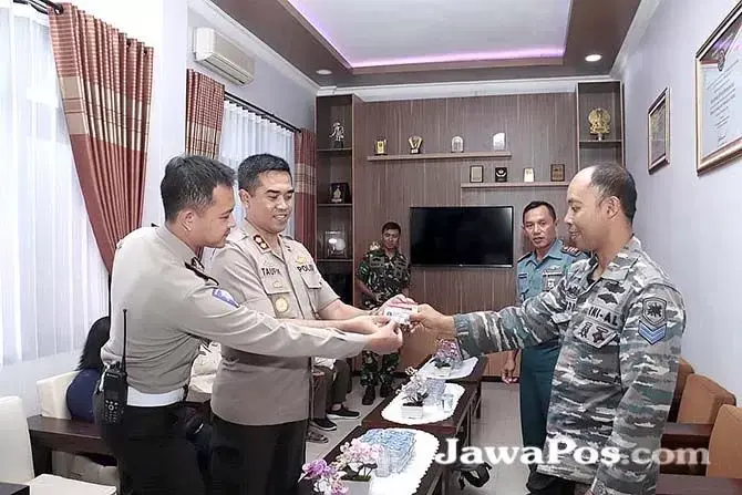 Rayakan HUT TNI, Polres Banyuwangi Beri SIM Gratis untuk Tentara