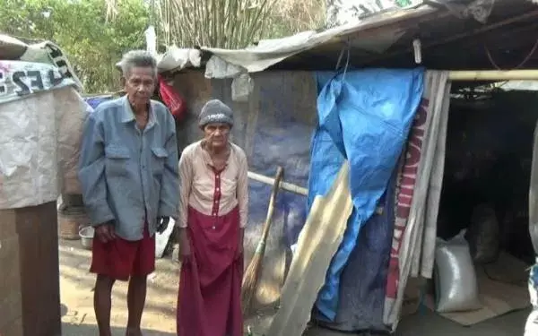 Di Hari Tuanya, Muhayanah dan Asmin Tinggal di Gubuk Plastik