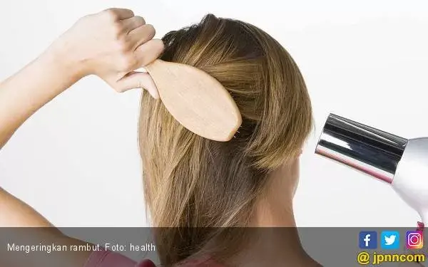 Tujuh Kesalahan Menggunakan Pengering Rambut