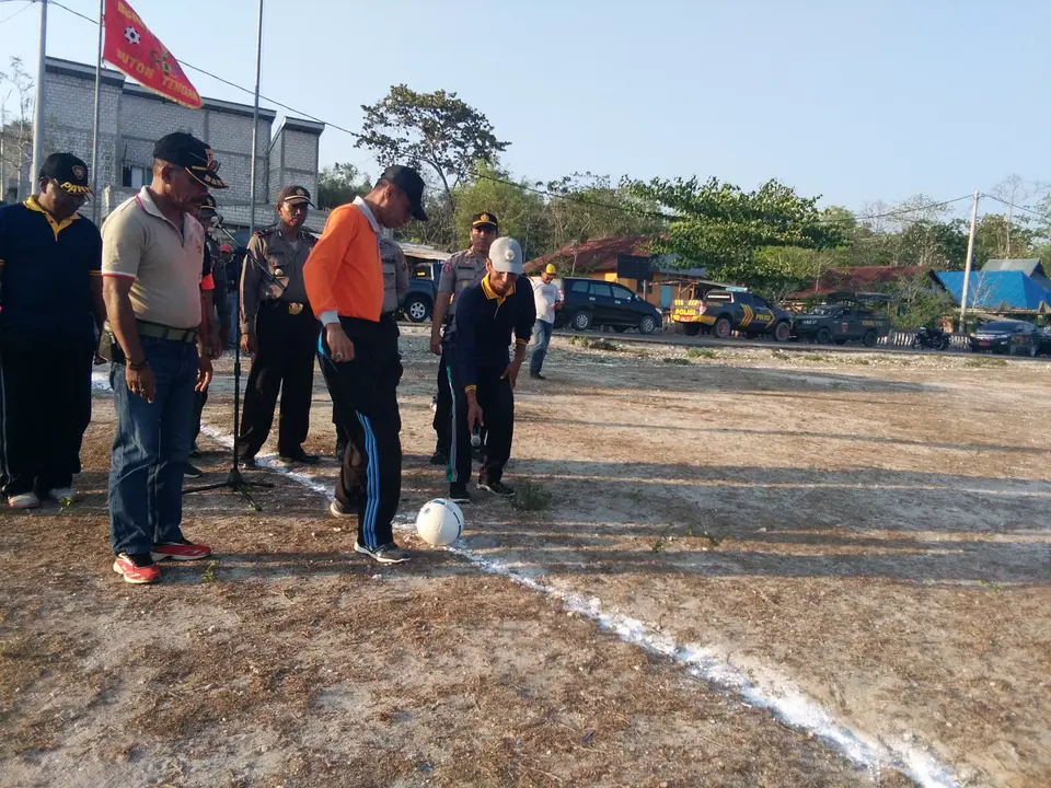Kostantinus Bukide Buka Turnamen Sepak Bola Bupati Buteng Cup III