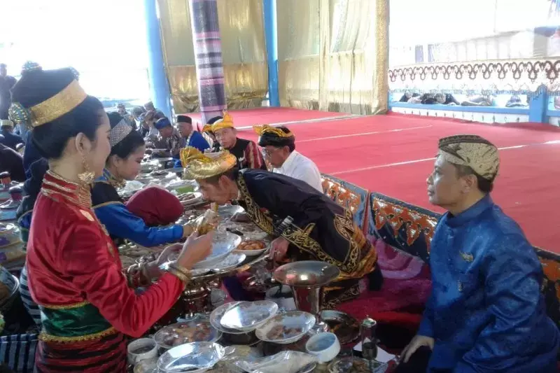 Ribuan Talang Kelilingi Benteng Keraton
