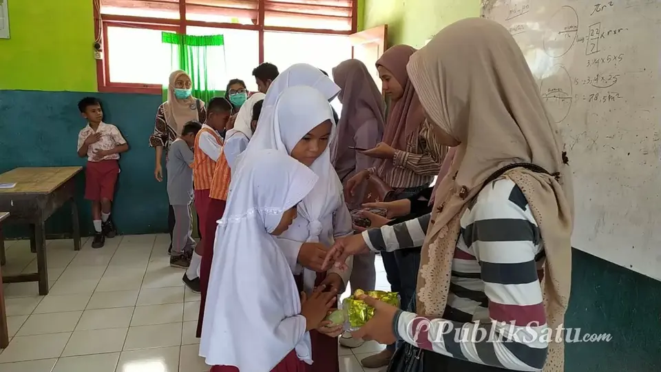 Alumni Kelas Inspirasi Baubau Bagi-bagi Sarapan di SDN Kecil Kolagana