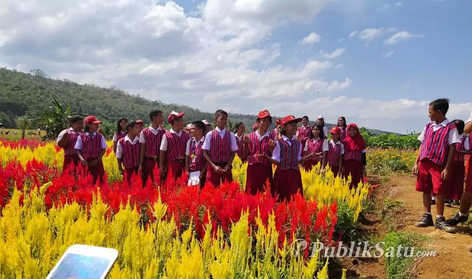 Penguatan Karakter dan Cinta Lingkungan, SDN Karing-karing Belajar di Taman Bunga
