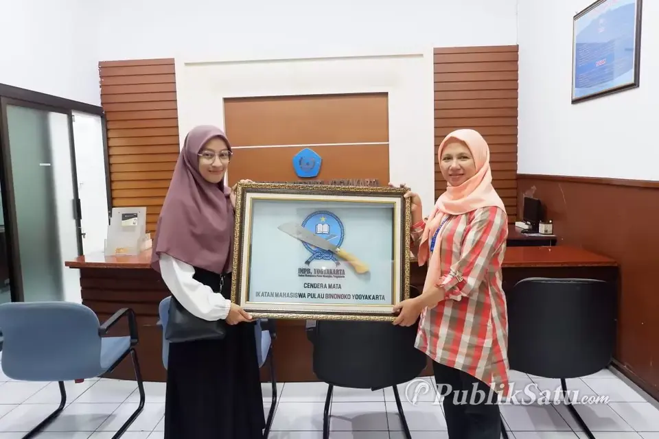 IMPB Yogyakarta Berikan Cendera Mata Parang Binongko Kepada Unriyo