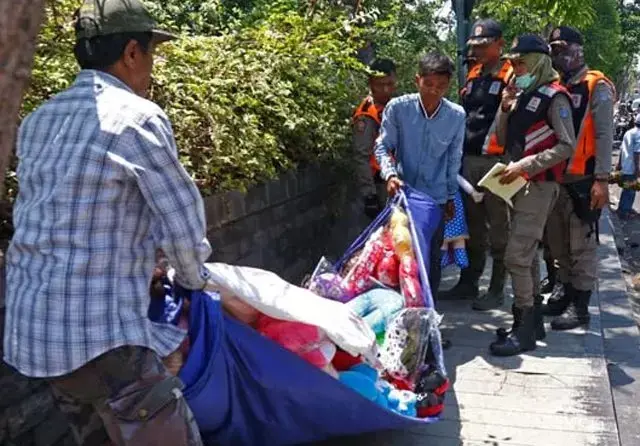 Ganggu Peziarah, Puluhan PKL di Ampel Ditertibkan
