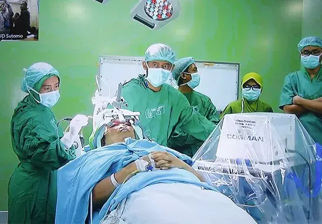 Sambut Positif VR untuk Operasi Parkinson