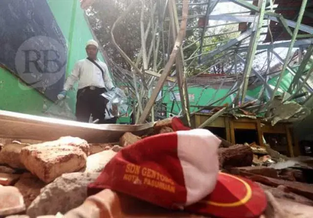 Bocah SD Tewas Tertimpa Atap Gedung Sekolah yang Runtuh