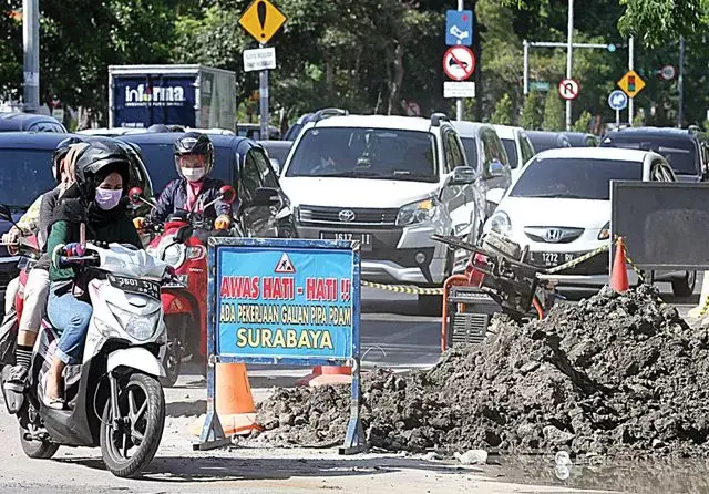 Ganti Pipa PDAM, Macet Ratusan Meter di Jalan Dharmahusada-Airlangga