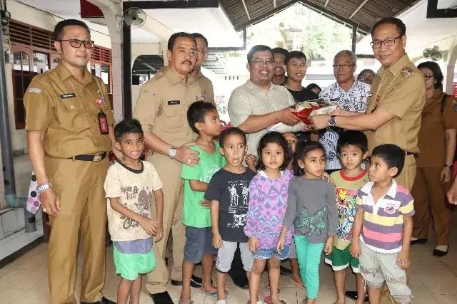 HUT Korpri dan PGRI, Wabup Suiasa Bagi Sembako ke Panti Asuhan