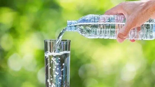 Turunkan Berat Badan dengan Diet Air Putih, Efektifkah?