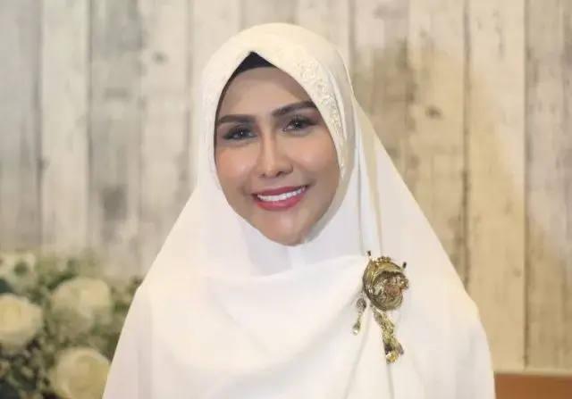 Berangkat Umrah, Pedangdut Ratu Meta Bercita-cita Pakai Hijab