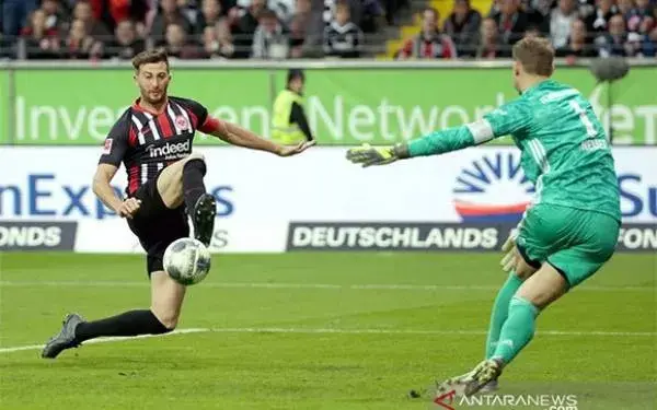Eintracht Frankfurt Pukul Bayern Muenchen 5-1