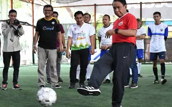 Menpora Buka Kejuaraan Futsal Kontan 2019 dengan Melakukan Tendangan Kick Off