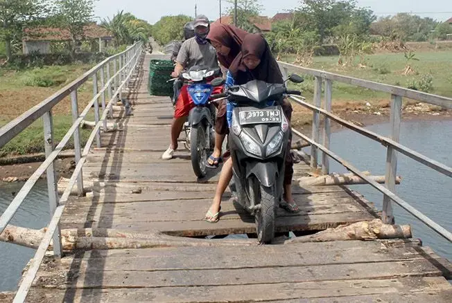 Uji Nyali Melewati Jembatan Bungpis, Kayu Rapuh dan Besi Berkarat