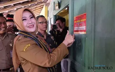 5.153 Keluarga Penerima PKH Batal Ditempel Stiker Miskin, Sudah Lulus!