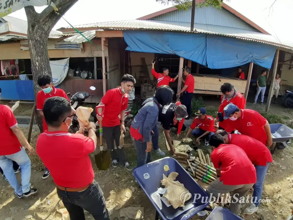 Diinisiasi Kesbangpol Kolaka, Puluhan Ormas Bersihkan Pasar