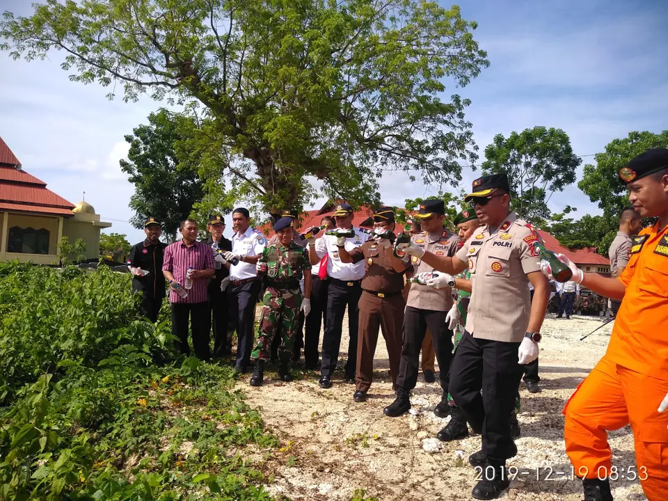 Kapolres Wakatobi Musnahkan Ratusan Liter Miras
