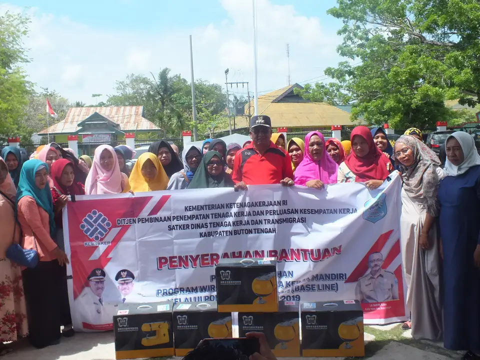 Bupati Buteng Serahkan Bantuan 120 Unit Mesin Jahit