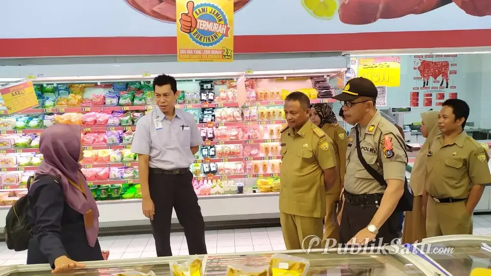 Sidak Jelang Nataru, Pemkot Baubau Temukan Produk Makanan Cacat di Swalayan