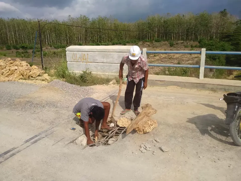 Dinas PUPR Mubar Perbaiki Jembatan Waturempa Yang Rusak