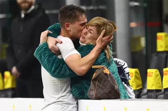 Sebastiano Esposito Rayakan Gol Bersama sang Ibu