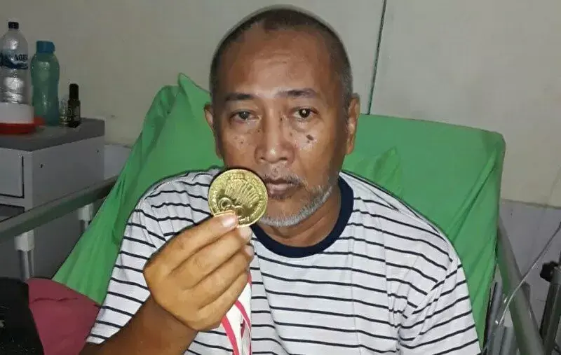 Dirawat di RS, Sugito Difoto Sembari Memegang Medali Emas
