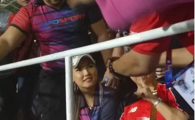 Miyabi jadi Rebutan Para Pria di Stadion