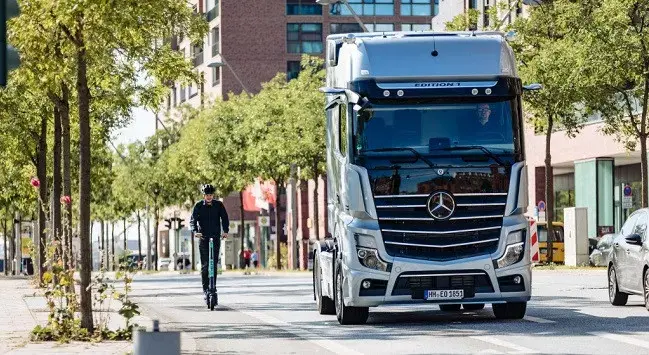 Truk Mercedes Benz Actros Kian Ramah di Jalan Raya