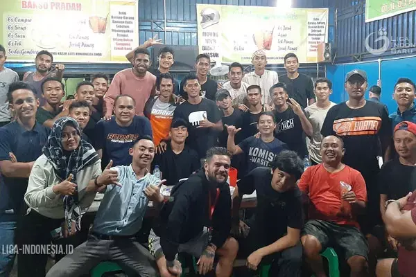 Para Pemain Borneo FC Garang Gara-Gara Makan Bakso