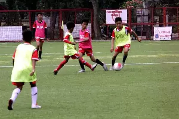 AIA Financial Kirim Pesepak Bola Belia ke Akademi Persija