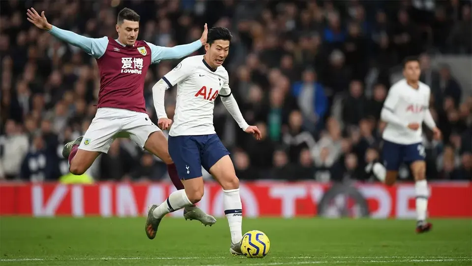 Son Heung-Min Menggiring Bola, Mengecoh Enam Pemain Lawan dan Gol