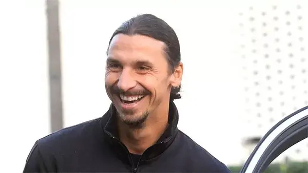Senyum Zlatan Ibrahimovic Itu Untuk AC Milan?
