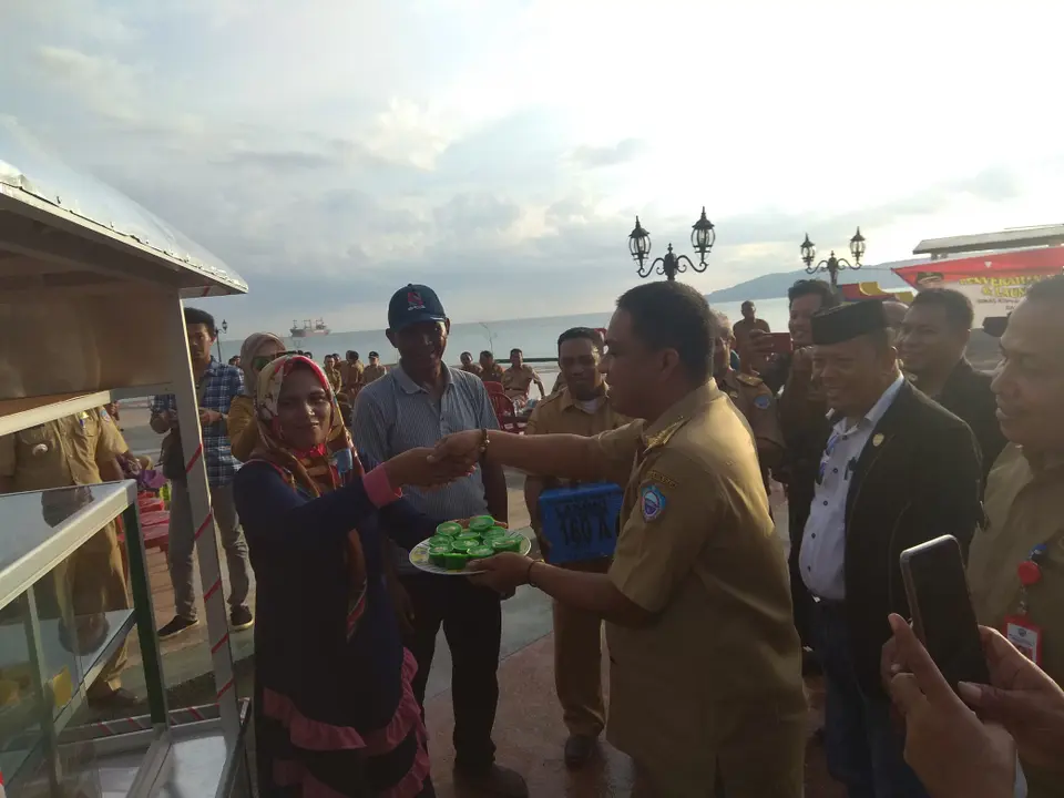 Bupati Busel Serahkan Bantuan 32 Gerobak UMKM