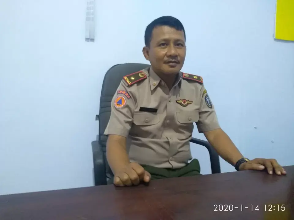 Korban Bencana Puting Beliung Terima Bantuan Stimulan Bahan Material Rumah